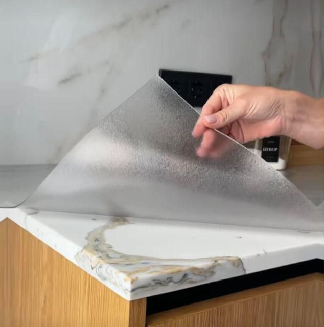 Матове м'яке скло на кухонній стільниці